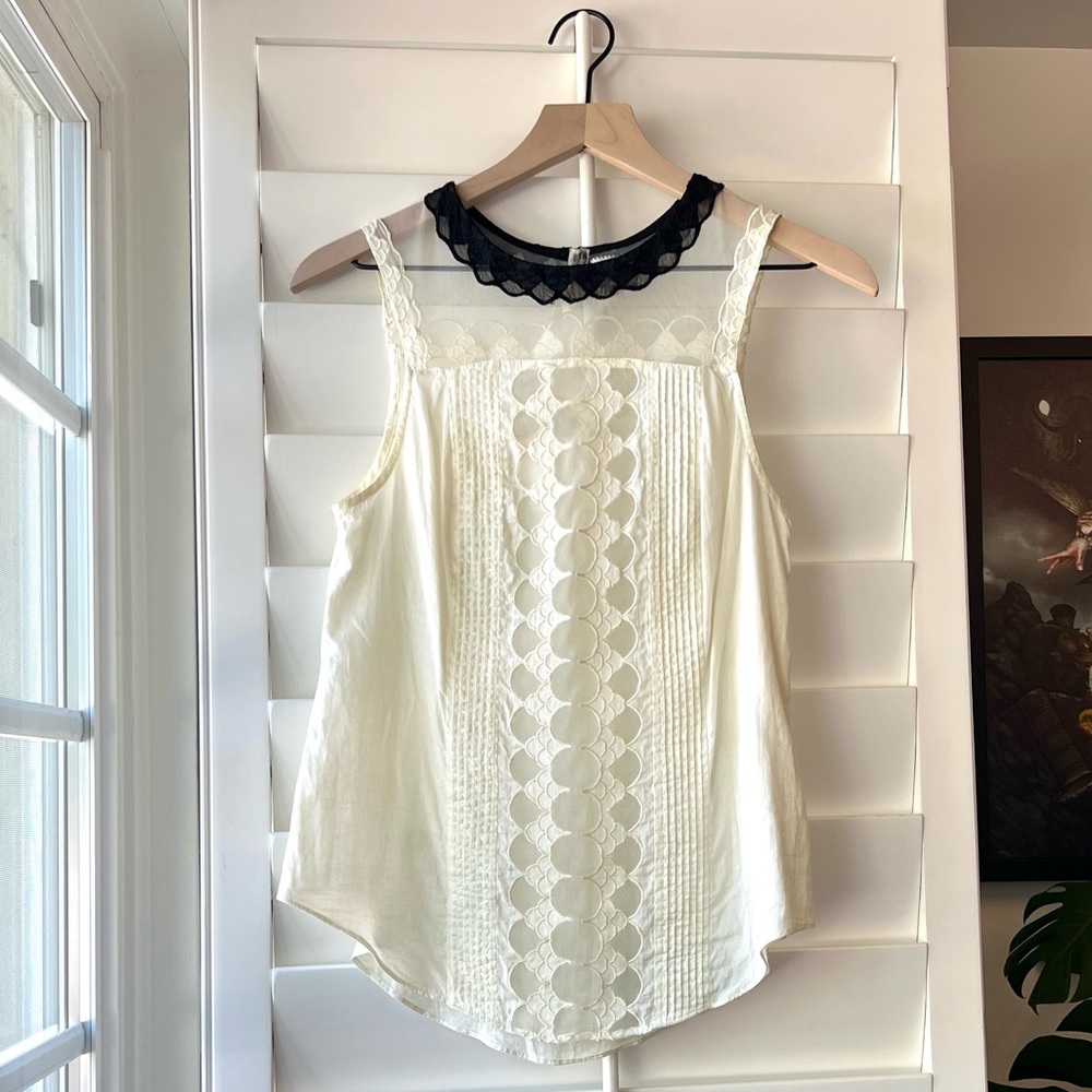 9-HI5 STCL Sleeveless blouse with peekaboo lace center
